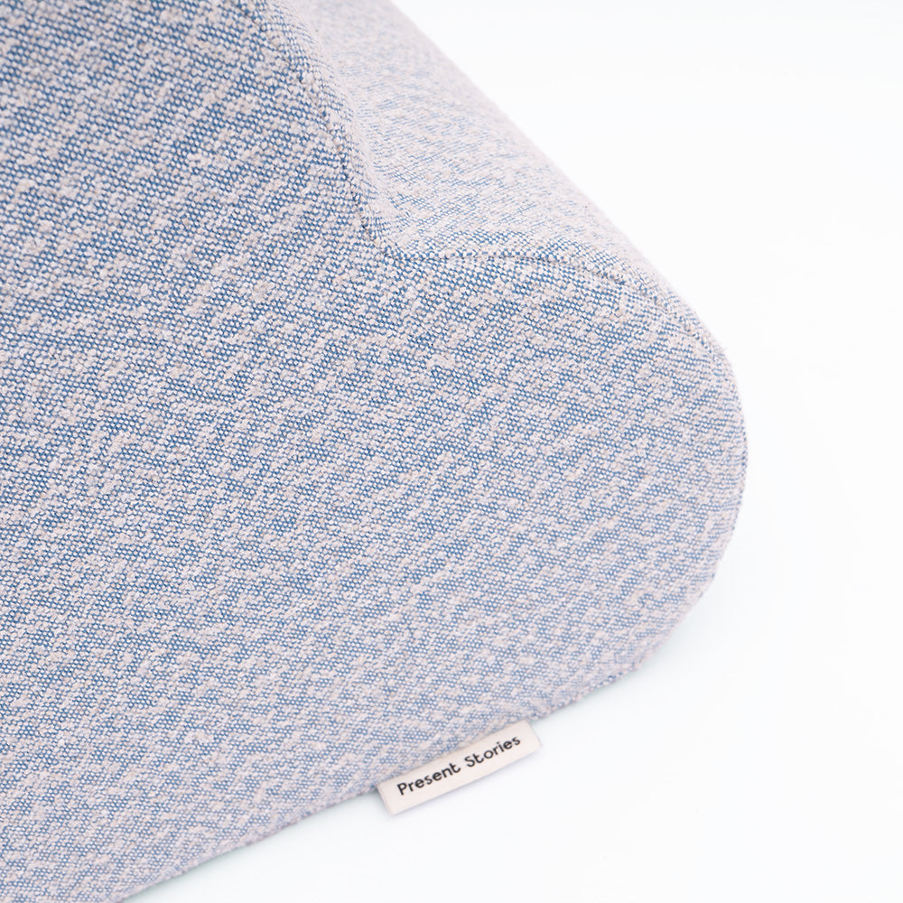 Nahaufnahme der Cloud von Present Stories – feine Textur des Möbelstoffes und sichtbares Markenlabel als Detail.