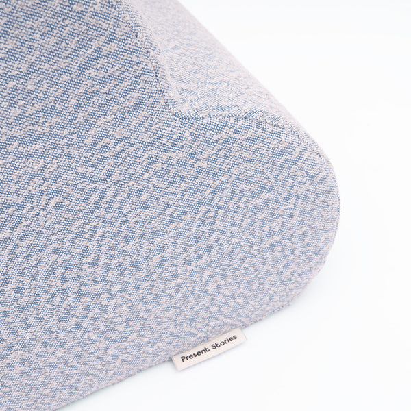 Nahaufnahme der Cloud von Present Stories – feine Textur des Möbelstoffes und sichtbares Markenlabel als Detail.