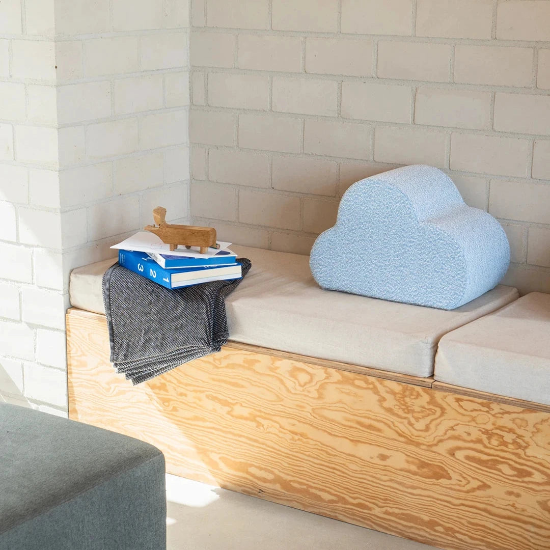 Interior-Szene mit dem Present Stories Cloud Kissen auf Sitzbank – kreatives Wohnaccessoire und weiches Sitzkissen in Wolkenform