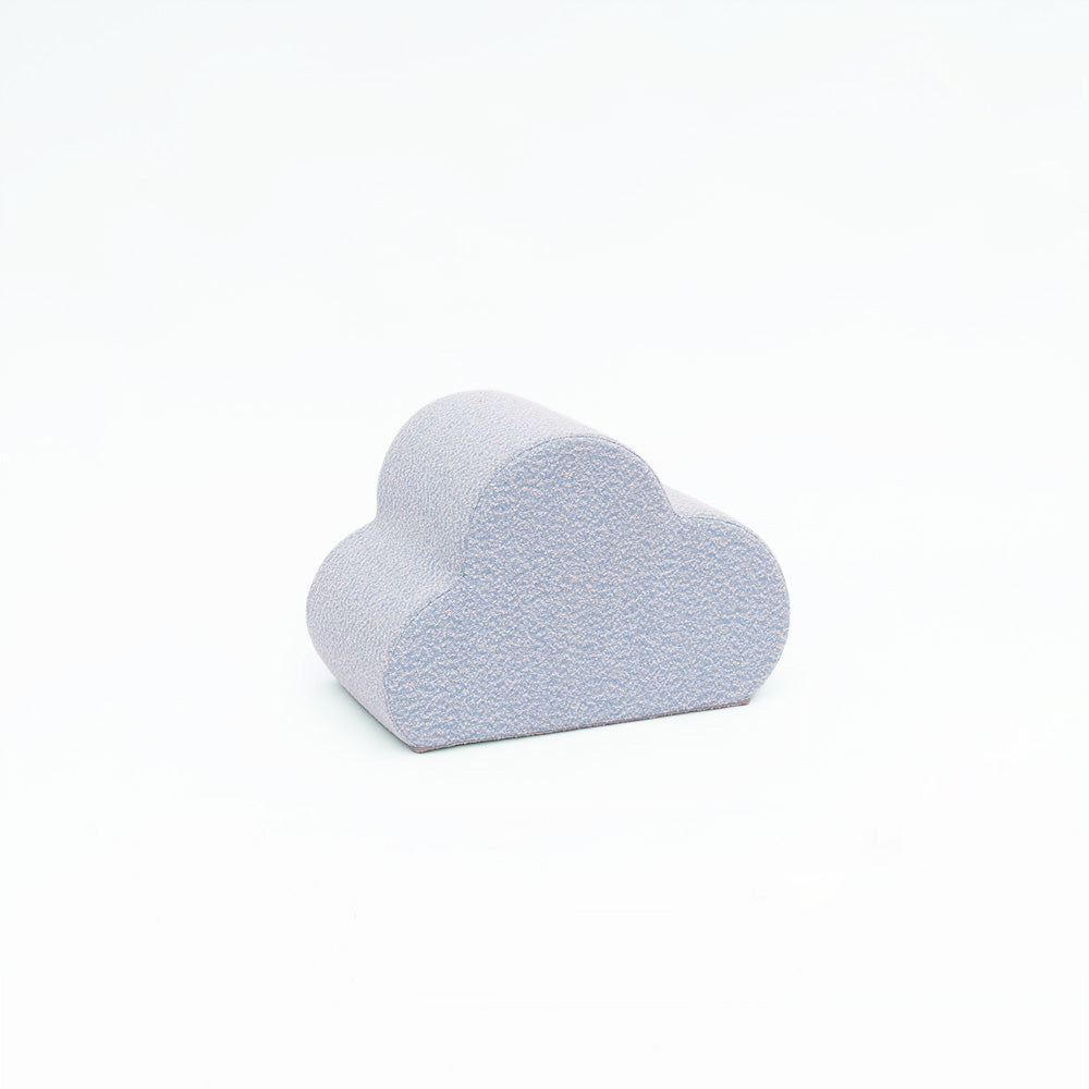 Cloud-Kissen von Present Stories in wolkenförmigem Design – hochwertiger Schaumstoff mit Bezug aus Möbelstoff, dekoratives Objekt für Sofa oder Kinderbereich.