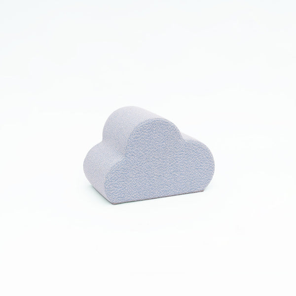 Cloud-Kissen von Present Stories in wolkenförmigem Design – hochwertiger Schaumstoff mit Bezug aus Möbelstoff, dekoratives Objekt für Sofa oder Kinderbereich.