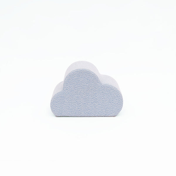 Frontale Ansicht der Cloud von Present Stories – stilvolles Wolken-Kissen aus Schaumstoff mit Möbelstoffbezug, ideal für Sofa, Kinderzimmer oder Wohnraum.