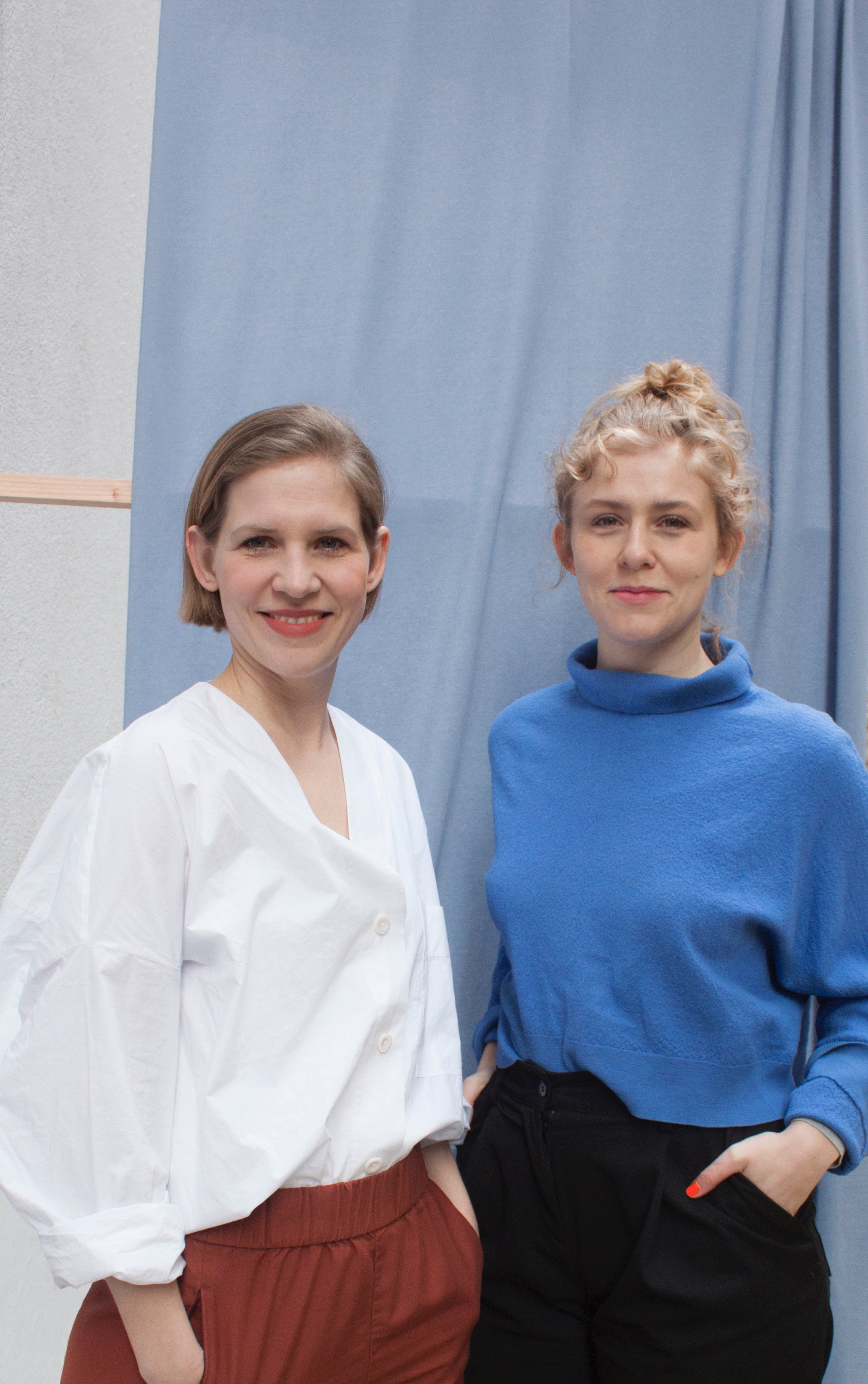 Die Gründerinnen von Present Stories – kreative Köpfe hinter den Softbausteinen und Spielmöbeln für Kinderzimmer und modernes Wohnen.