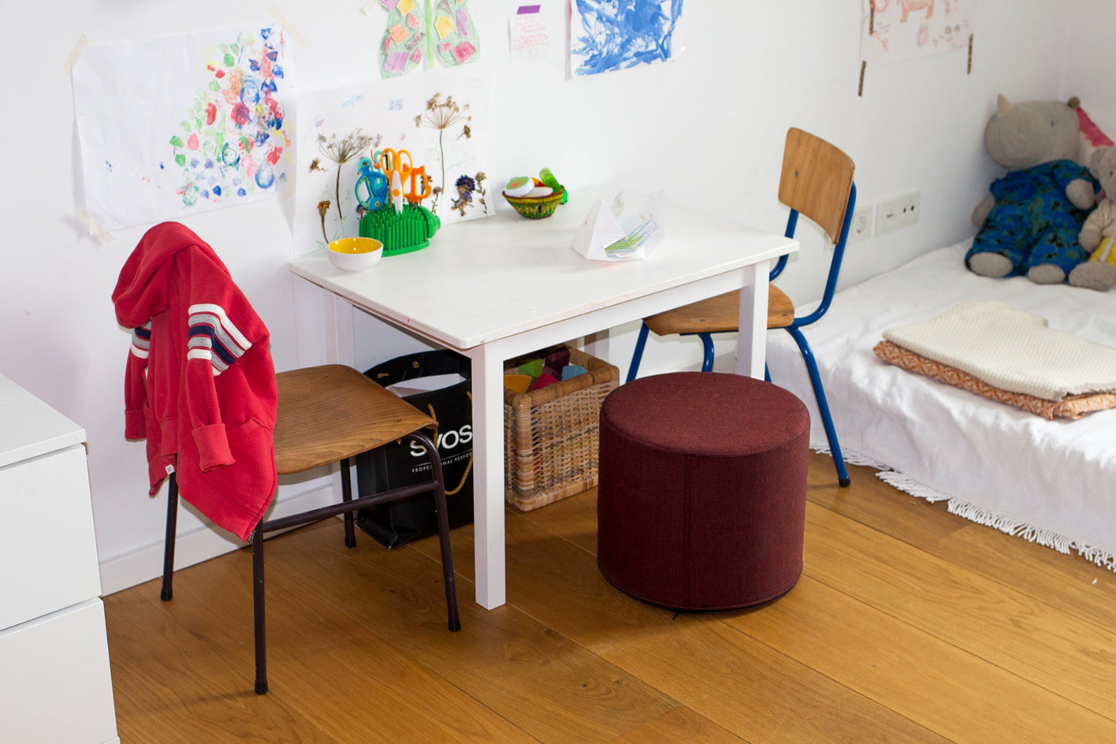 Pouf von Present Stories im Kinderzimmer – vielseitiges Möbelstück, nutzbar als Sitzgelegenheit, Spielbaustein oder Ergänzung am Kindertisch.
