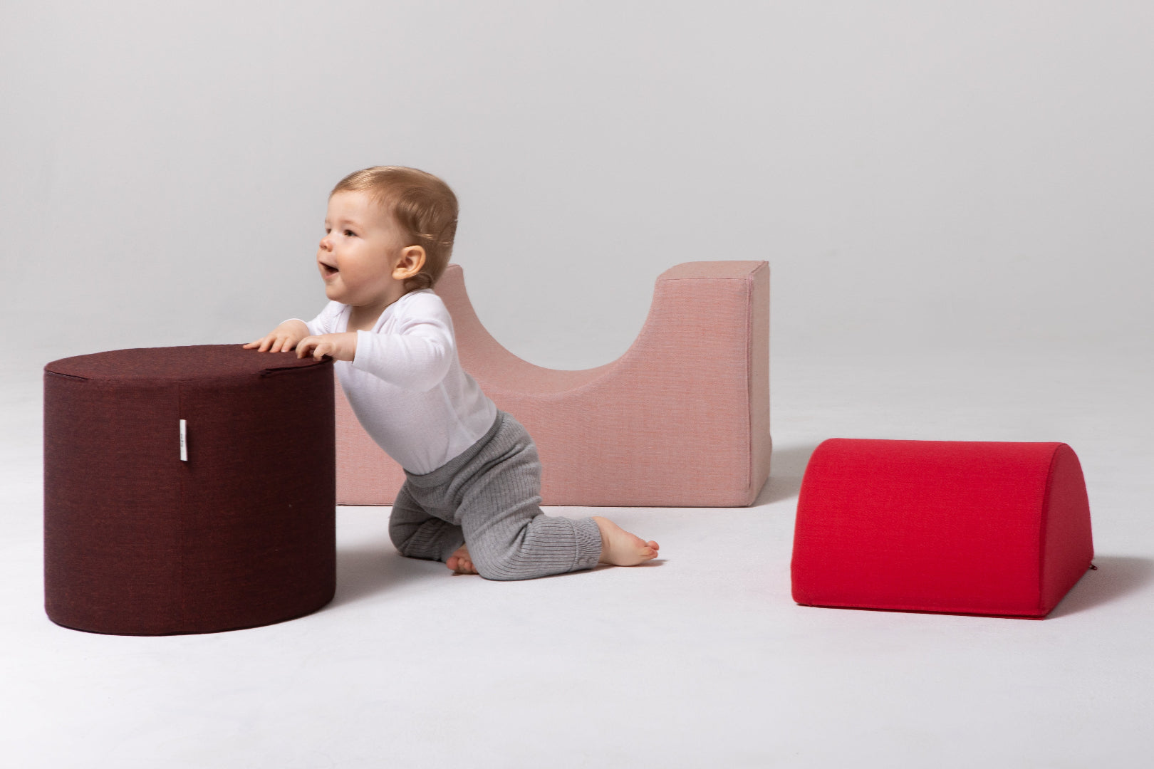 Baby spielt mit Softbausteinen von Present Stories – sichere, kreative Spielmöbel in verschiedenen Formen und Farben zur Förderung der motorischen Entwicklung.