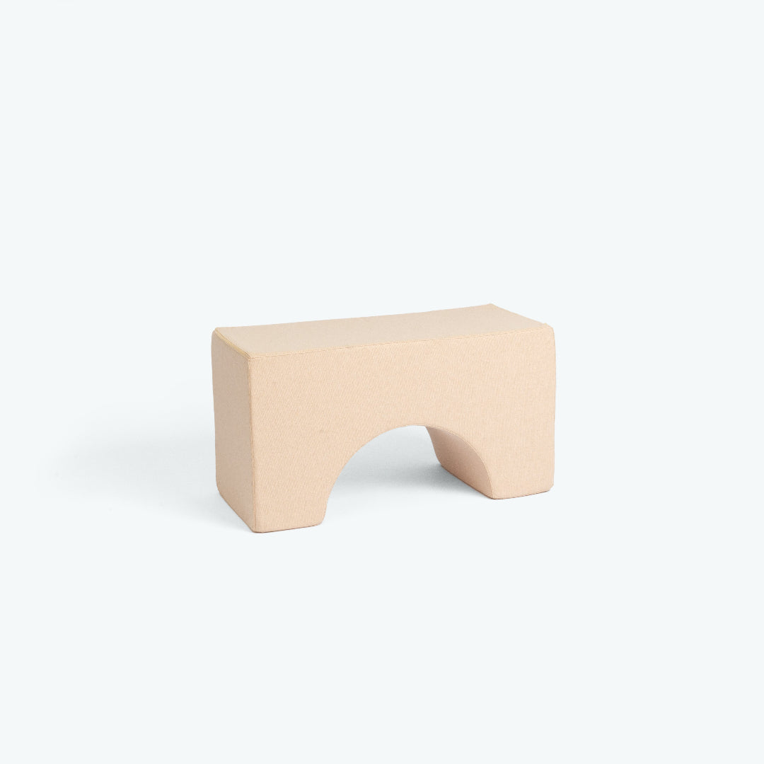 Softbaustein Brücke in Sand von Present Stories – vielseitiges Spielmöbel zum Bauen, Klettern und kreativen Spielen im Kinderzimmer.
