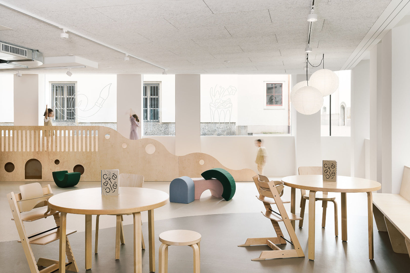 Spielbereich mit Softbausteinen von Present Stories im Kindergarten – modernes Design, vielseitige Spielmöbel und kreative Bewegungsförderung.