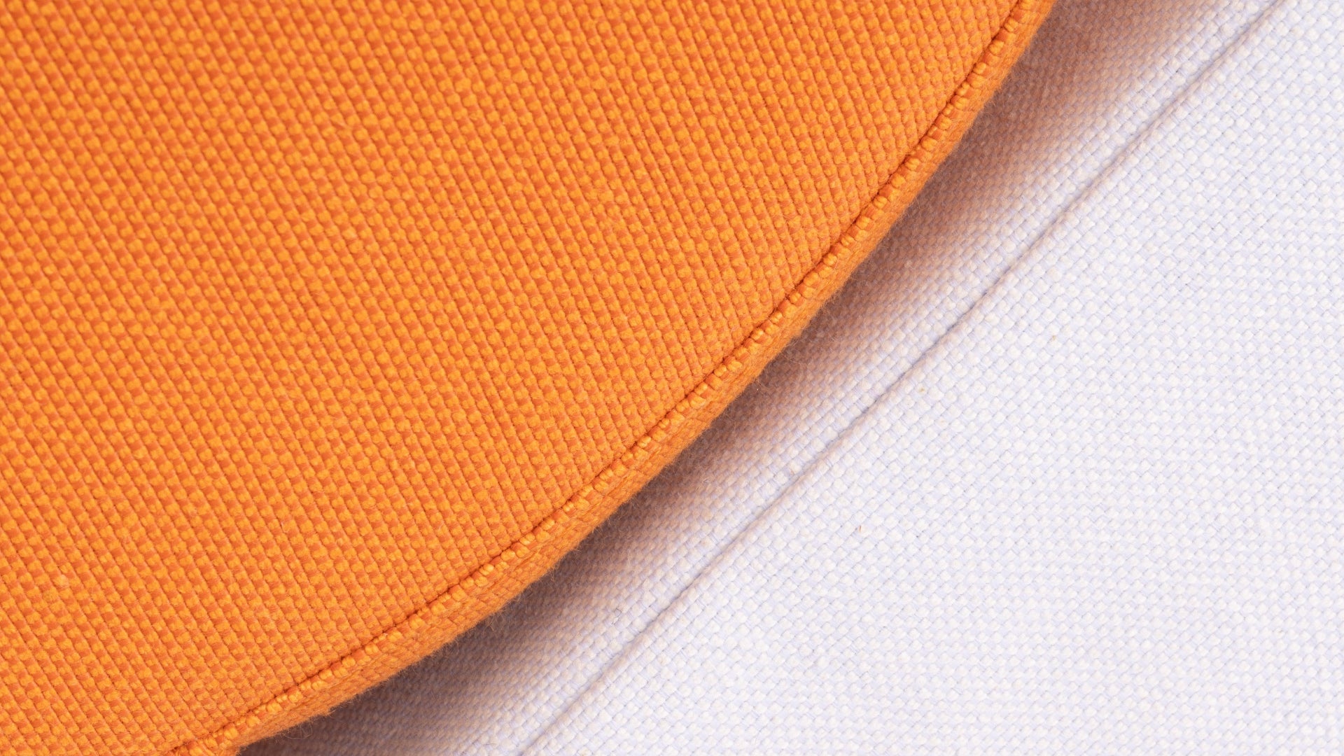 Detailaufnahme des hochwertigen Stoffbezugs der Softbausteine von Present Stories – strapazierfähig, langlebig und pflegeleicht in Orange.