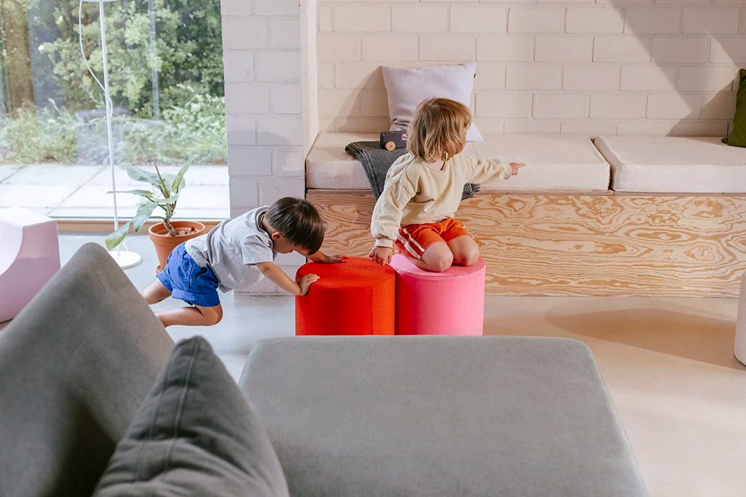 Zwei Kinder spielen im Kinderzimmer mit Present Stories Softbausteinen – farbenfrohe XXL Bausteine aus Schaumstoff für kreatives Softplay, Bewegung und sicheres Bauen.