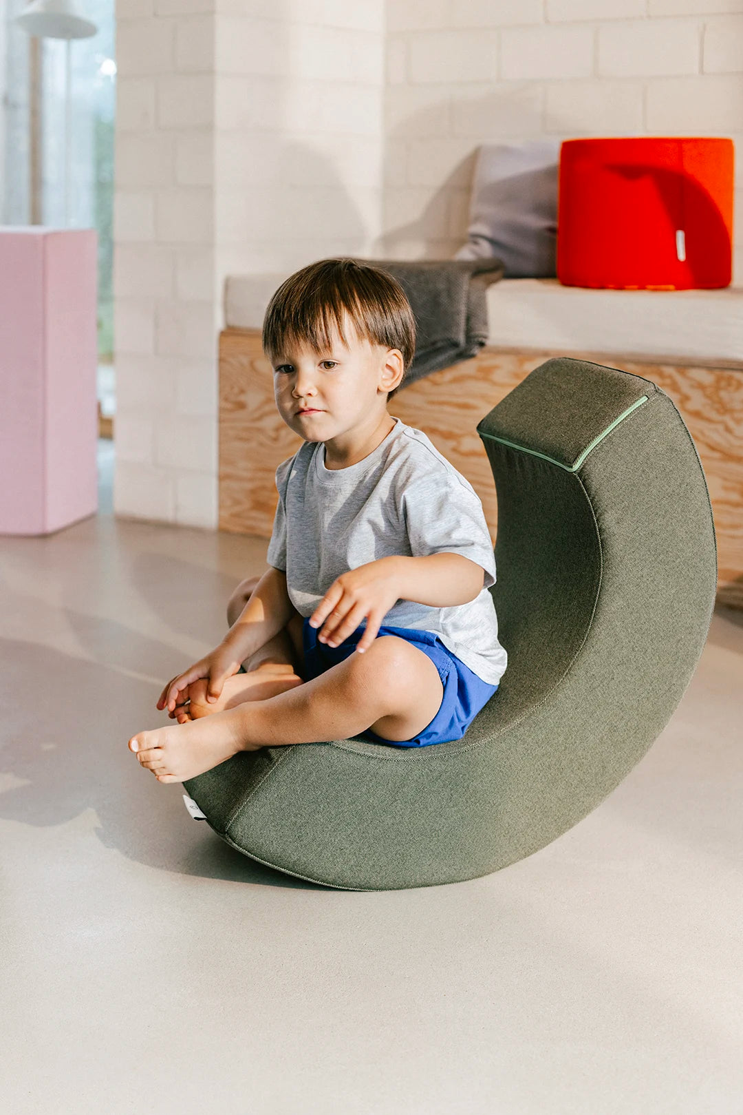 Kind spielt auf der Present Stories Softplay Wippe – ergonomische Schaumstoff Wippe als XXL Baustein, fördert Motorik, Balance und fantasievolles Spielen im Kinderzimmer.