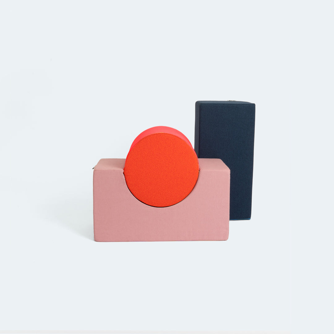 Spielpolster Schaumstoff Set in den Farben Red, Blush und Blue von Present Stories – weiche Bausteine für kreatives Spiel.