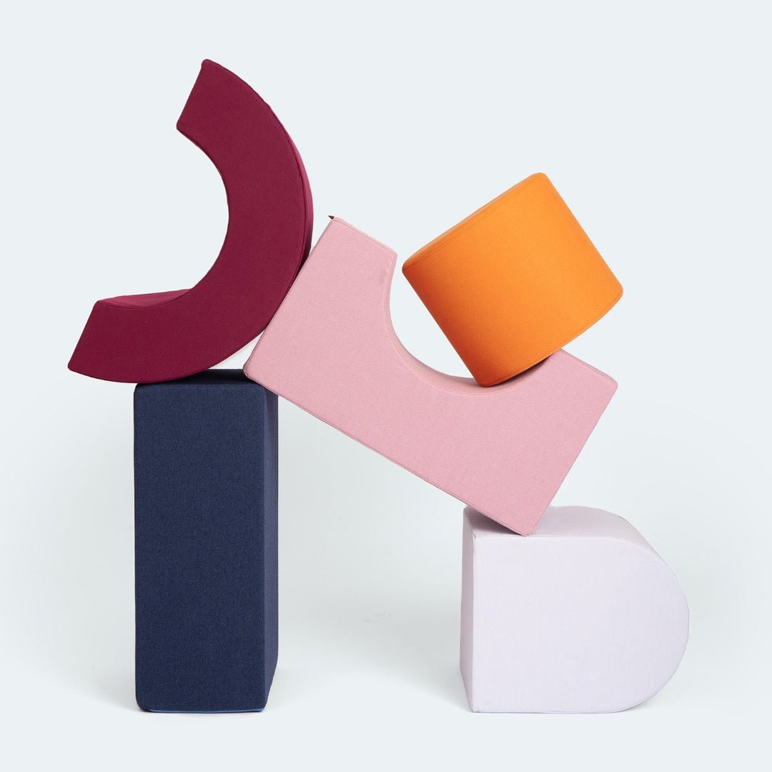 5-teiliges Spielpolster Schaumstoff-Set Zirkus in Blush von Present Stories, bestehend aus Wippe, Brücke, Bank, Pouf und Hocker.