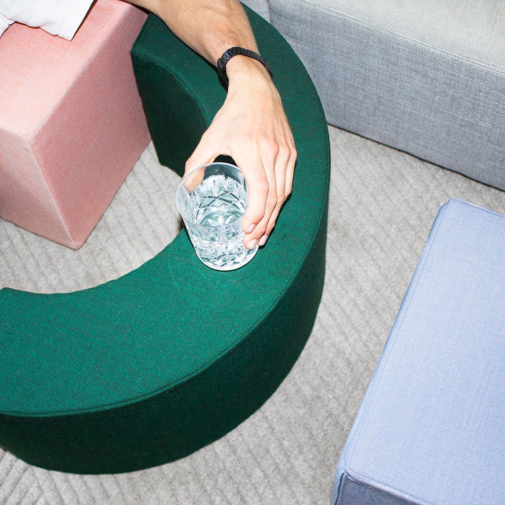 Present Stories Softplay Bogen aus Schaumstoff wird als kleiner Tisch genutzt – multifunktionale Softbausteine XXL für Kinderzimmer, kreatives Spielen und flexible Einrichtung.